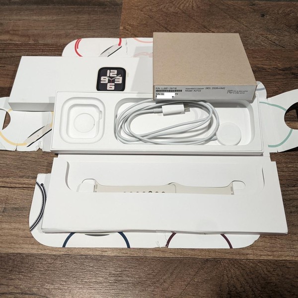 Apple Watch SE 2nd Gen 40mm - Starlight, A2722 - GPS, Aluminum