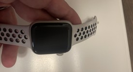 Good
													Apple Watch Series 4 40mm - Unlocked, Silver, A1975 - Cellular, Nike, photo 5 of 10