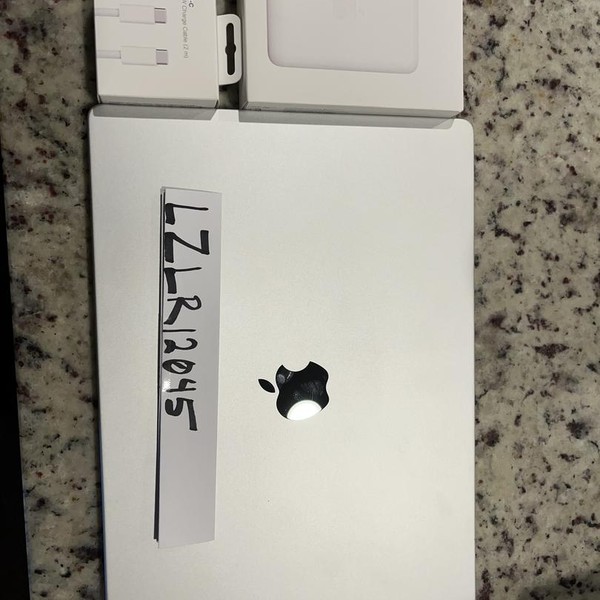 MacBook Pro 2024 - 16 inch - 1 TB, Silver, 64 GB, Apple M4 Max 16-core