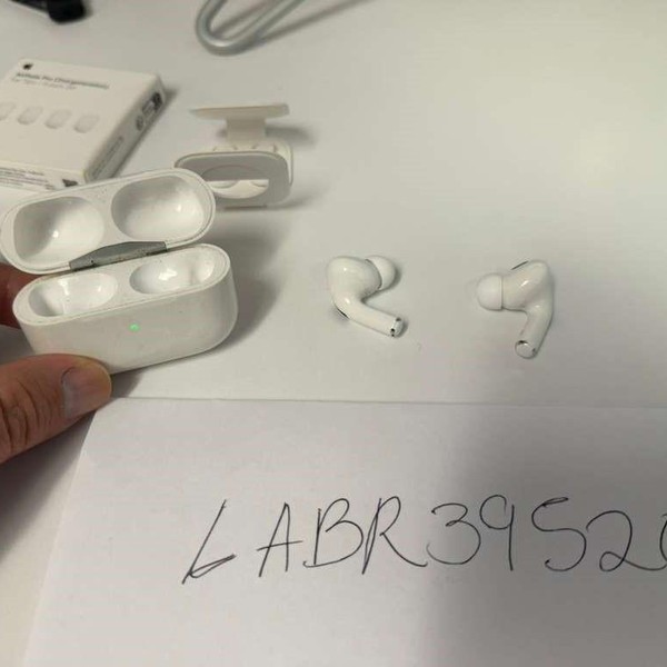 Apple AirPods Pro 2 - Lightning
