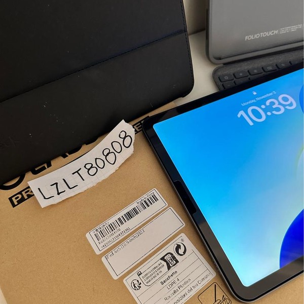 Apple iPad Air 5th Gen - Wi-Fi, 256 GB, Gray, A2588