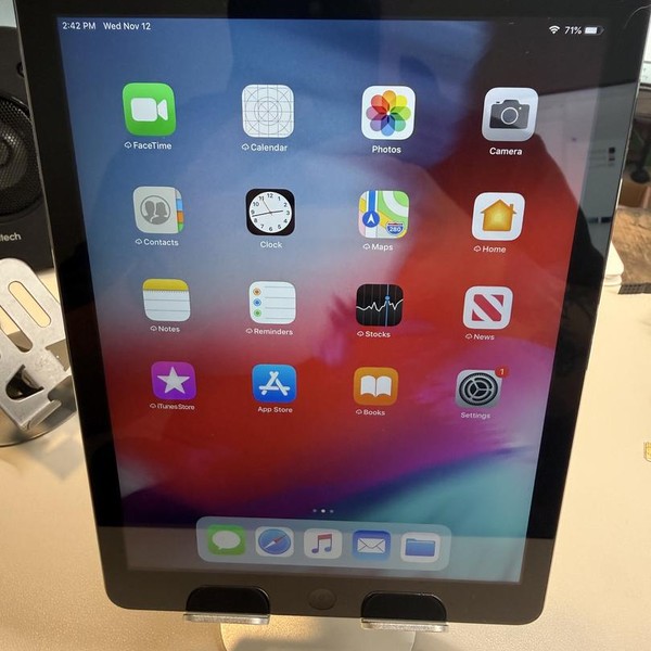 Apple iPad Air - Wi-Fi, 16 GB, Gray