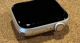 Good
													Apple Watch SE 2nd Gen 40mm - Unlocked, Starlight, A2726 - Cellular, Aluminum, photo 3 of 8