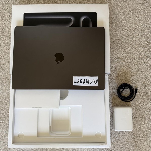 MacBook Pro Late 2023 (M3) - 16 inch - 512 GB, Black, 18 GB, Apple M3 Pro 12-core, 18-core GPU