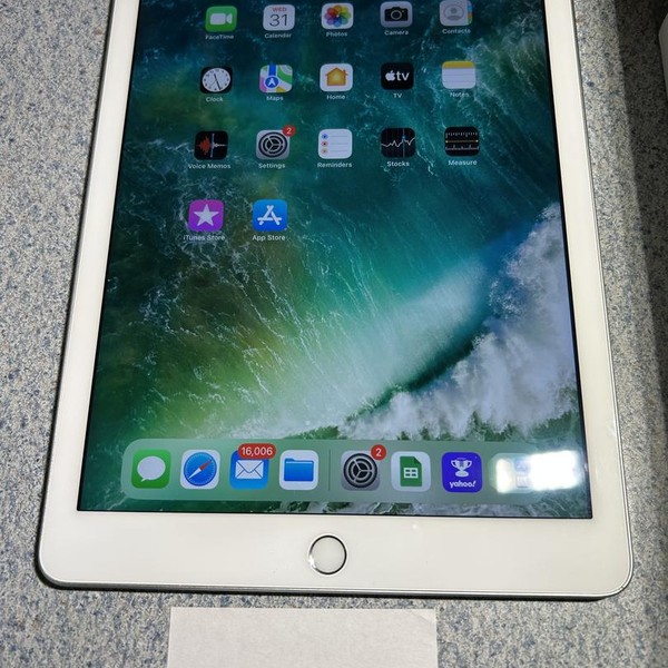 Apple iPad 5th Gen - Wi-Fi, 32 GB, Silver, A1822