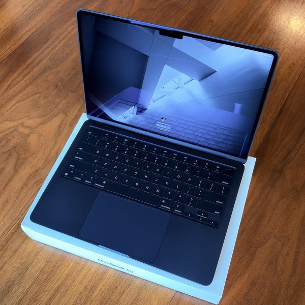 MacBook Air 2022 (M2) - 13 inch - 1 TB, Midnight, 16 GB, Apple M2