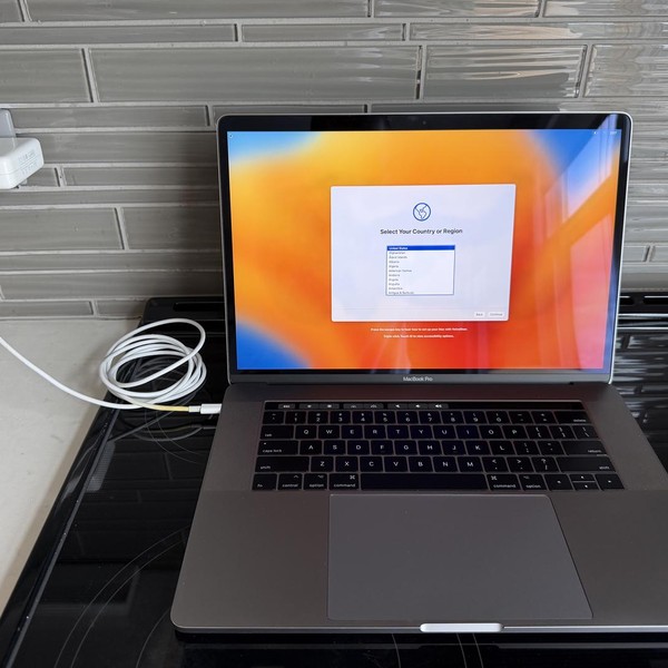 MacBook Pro 2017 (With Touch Bar) - 15 inch - 1 TB, Gray, 16 GB, Intel Core i7