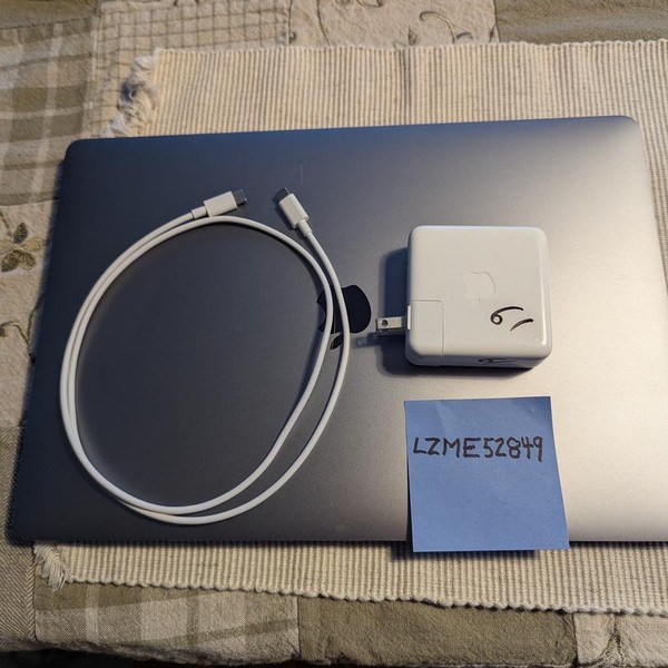 MacBook Pro 2019 - 16 inch - 512 GB, Silver, 16 GB, Intel Core i7