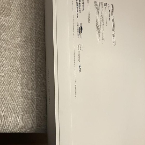 MacBook Pro 2024 - 16 inch - 1 TB, Silver, 36 GB, Apple M4 Max 14-core