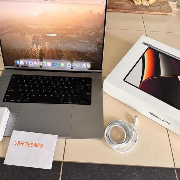 MacBook Pro 2021 - 16 inch - 512 GB, Gray, 16 GB, Apple M1 Pro 10-core