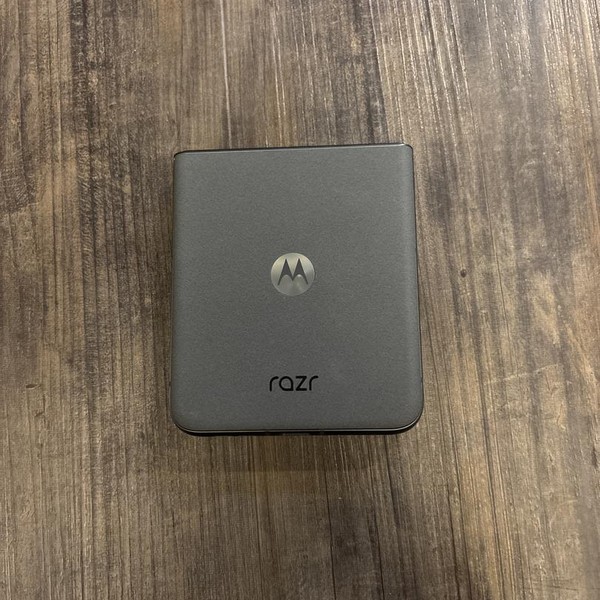 Motorola Razr (2024) - Unlocked, 256 GB, Space Gray, 8 GB