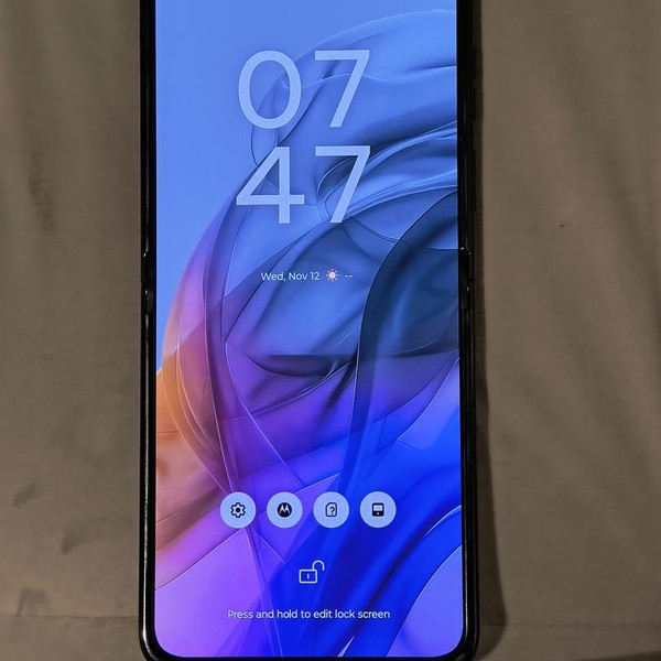 Motorola Razr (2024) - Unlocked, 256 GB, Gray, 8 GB