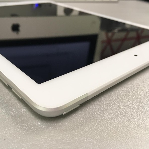 Apple iPad 5th Gen - Unlocked, 32 GB, Silver, A1823