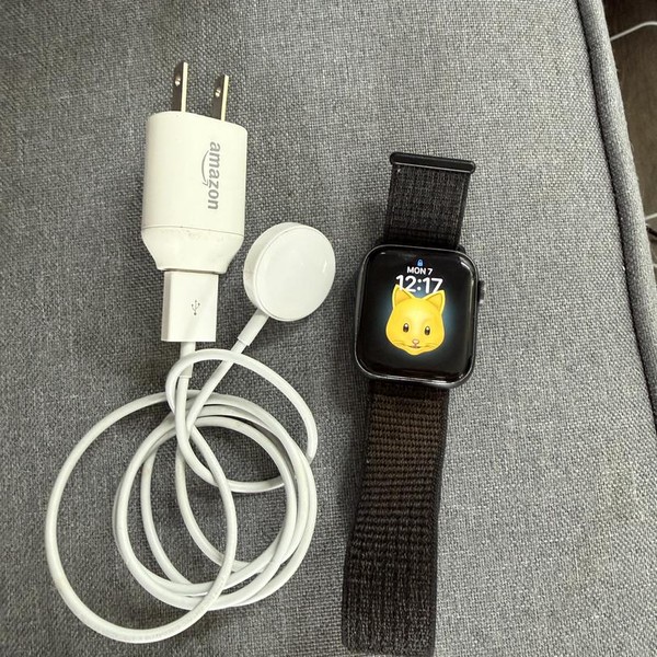 Apple Watch SE (1st Gen) 40mm - Gray, A2351 - GPS, Nike