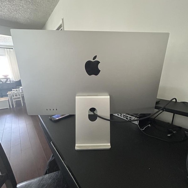 Apple Studio Display (2022) - Standard Glass, Tilt Adjustable Stand