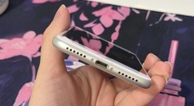 Good
													Apple iPhone 8 - Unlocked Non-US, Silver, 64 GB, A1906, photo 4 of 6