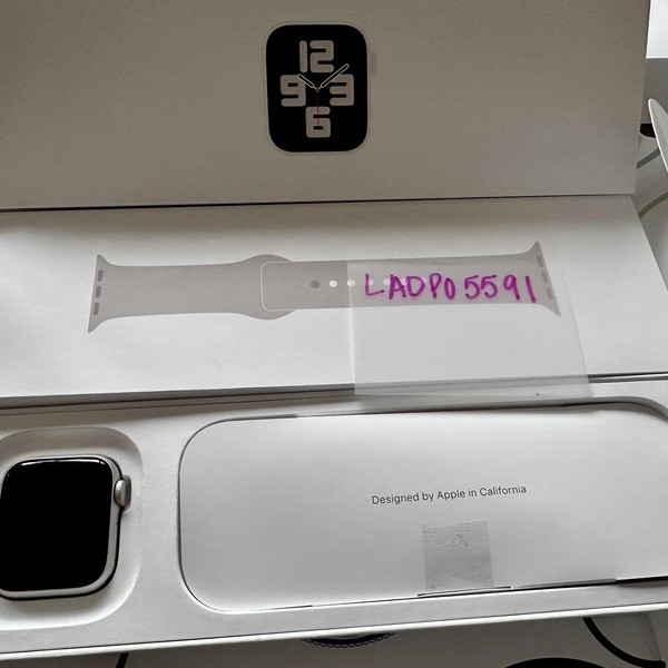 Apple Watch SE 2nd Gen 40mm - Starlight, A2722 - GPS, Aluminum