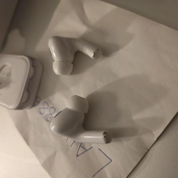 Apple AirPods Pro 2 - Lightning