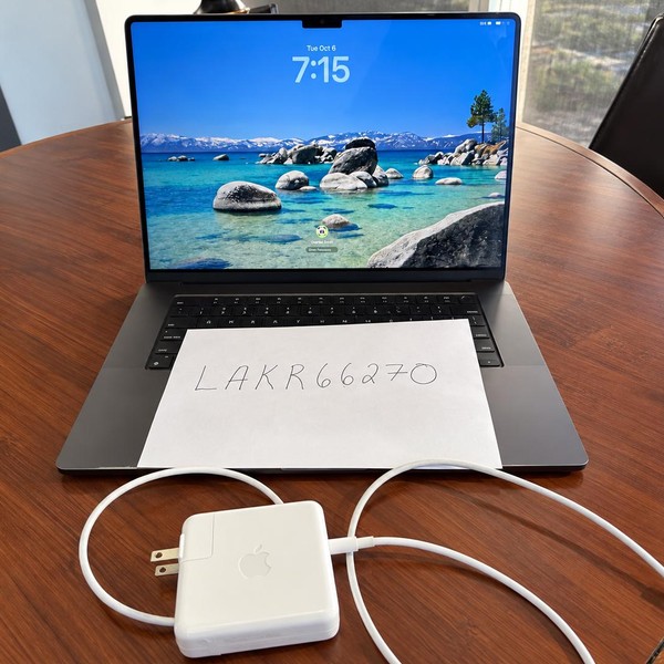 MacBook Pro Late 2023 (M3) - 16 inch - 2 TB, Silver, 36 GB, Apple M3 Pro 12-core, 18-core GPU