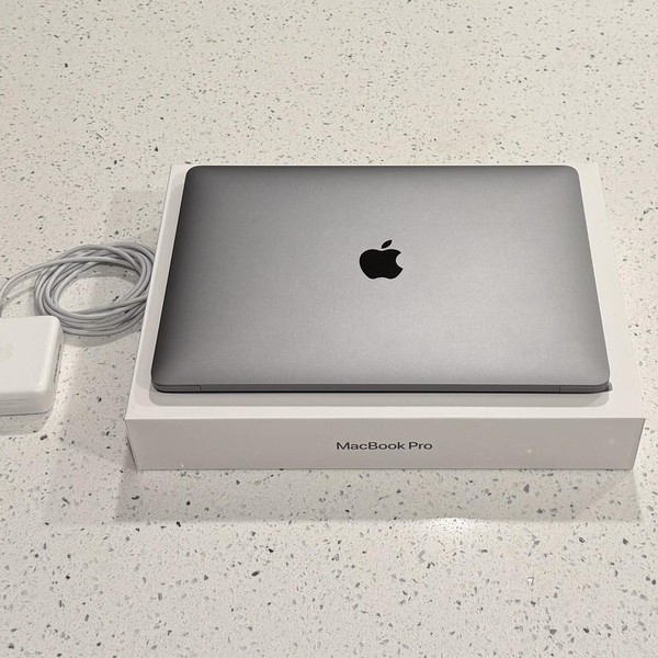 MacBook Pro 2020 - 13 inch - 256 GB, Gray, 8 GB, Apple M1