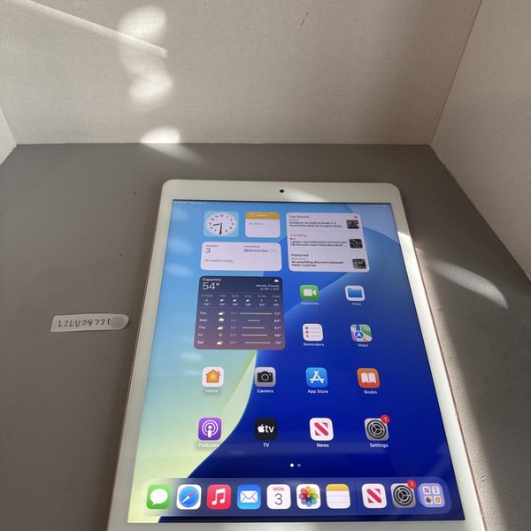 Apple iPad 8th Gen - Wi-Fi, 128 GB, Gold, A2270