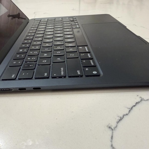 MacBook Air 2022 (M2) - 13 inch - 512 GB, Midnight, 8 GB, Apple M2