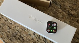 Mint
													Apple Watch Series 5 44mm - Unlocked, White, A2095 Cellular, Ceramic, photo 4 of 11