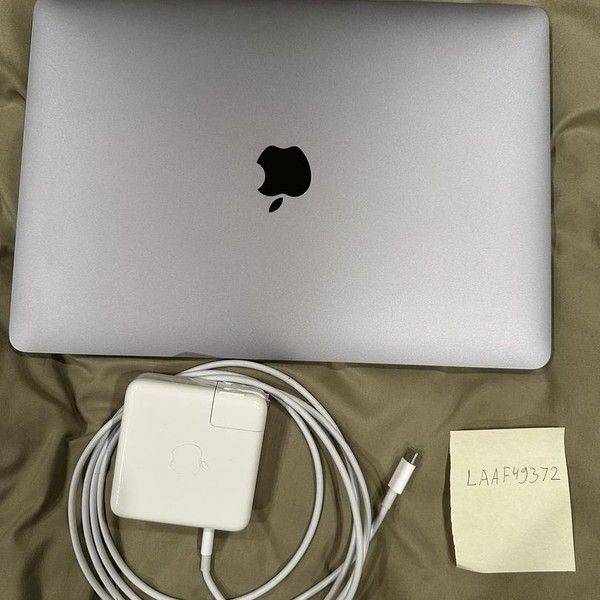 MacBook Pro 2017 (No Touch Bar) - 13 inch - 256 GB, Silver, 8 GB, Intel Core i5