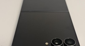 Good
													Samsung Galaxy Z Flip7 - Unlocked, Jet Black, 256 GB, 12 GB, SM-F766U1, photo 5 of 10