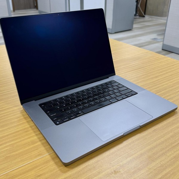MacBook Pro 2021 - 16 inch - 1 TB, Gray, 64 GB, Apple M1 Max