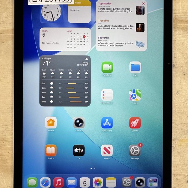 Apple iPad Air (5th Gen) - Wi-Fi, 64 GB, Gray, A2588