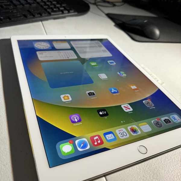 Apple iPad Pro 12.9 inch 2nd Gen 2017 - Unlocked, 64 GB, Silver