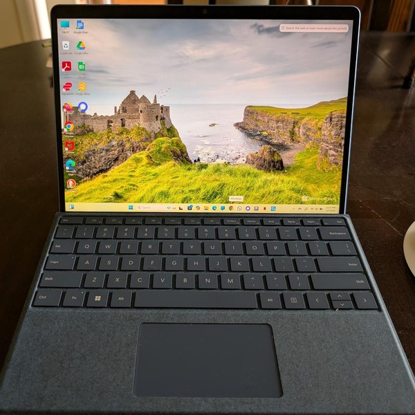 Microsoft Surface Pro 9 - Wi-Fi, 256 GB, Sapphire, 16 GB, Intel Core i7, Wi-Fi