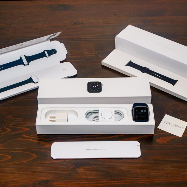 Apple Watch Series 5 44mm - Gray, A2093 - GPS, Aluminum