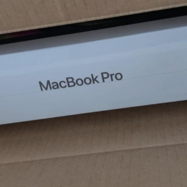 MacBook Pro 2022 - 13 inch - 1 TB, Silver, 24 GB, Apple M2