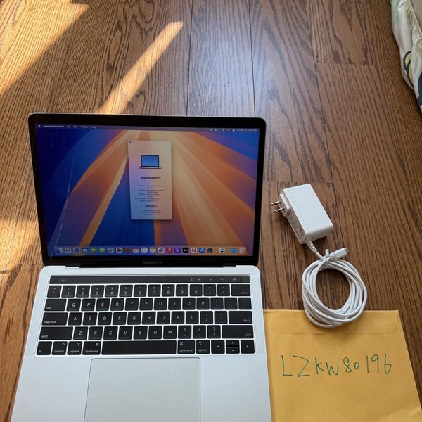 MacBook Pro 2019 - 13 inch - 128 GB, Silver, 8 GB, Intel Core i5