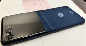 Mint
													Motorola Razr (2025) - Unlocked, Blue, 256 GB, 8 GB, photo 3 of 9