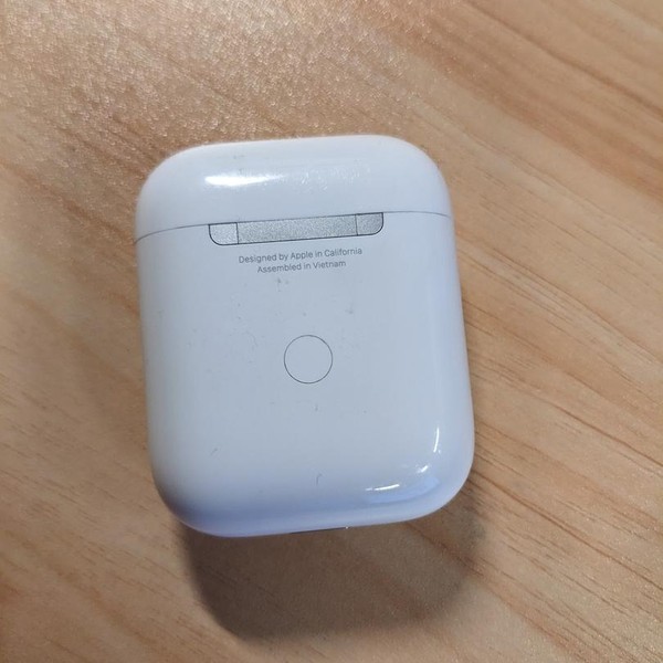Apple AirPods (2nd Gen) - Lightning Case