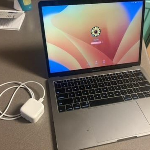 MacBook Pro 2017 (No Touch Bar) - 13 inch - 128 GB, Silver, 8 GB, Intel Core i5