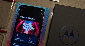 Mint
													Motorola Razr Plus (2023) - Unlocked, Magenta, 256 GB, 8 GB, photo 4 of 8