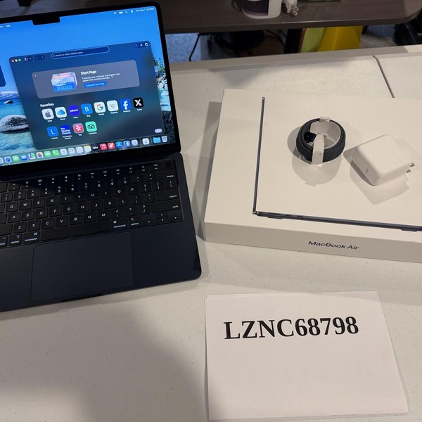 MacBook Air 2022 (M2) - 13 inch - 256 GB, Midnight, 8 GB, Apple M2