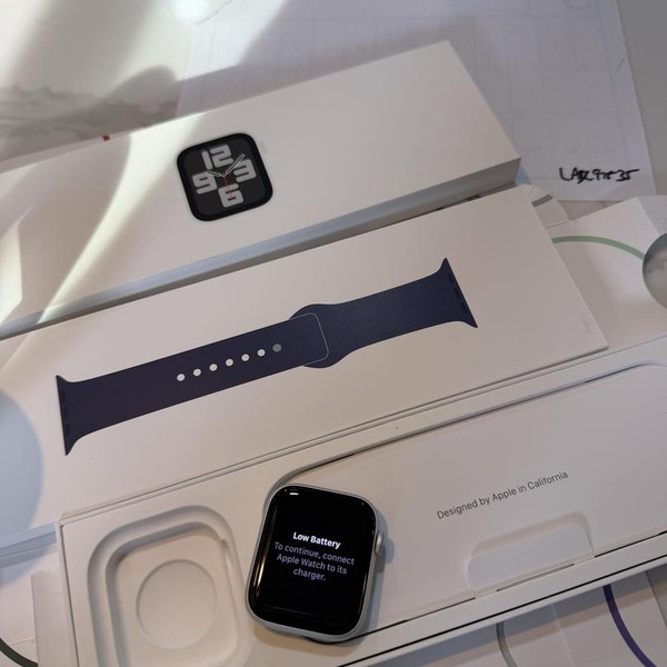 Apple Watch SE 2nd Gen 44mm - Silver, A2723 - GPS, Aluminum