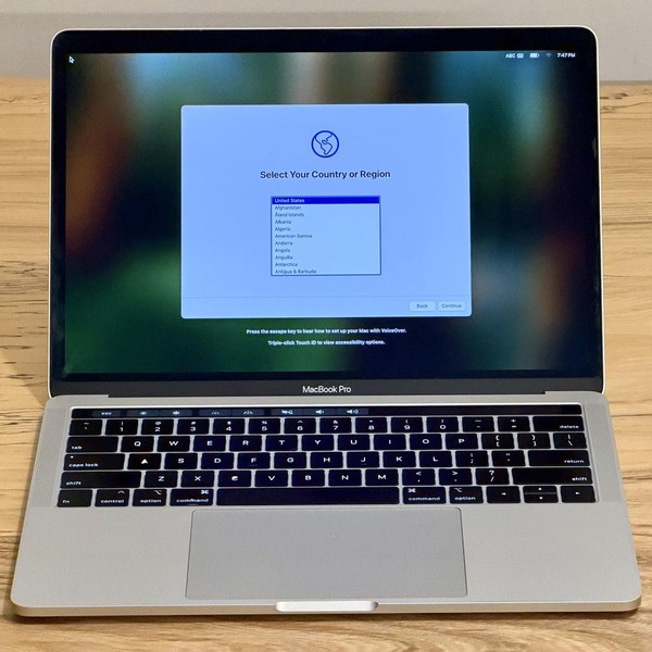 MacBook Pro 2019 - 13 inch - 2 TB, Silver, 16 GB, Intel Core i7
