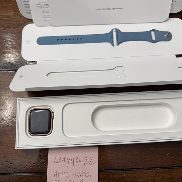 Apple Watch SE 1st Gen 40mm - Gold, A2351 - GPS, Aluminum