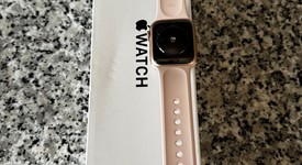 Good
													Apple Watch SE 1st Gen 40mm - Gold, A2351 - GPS, Aluminum, photo 1 of 5