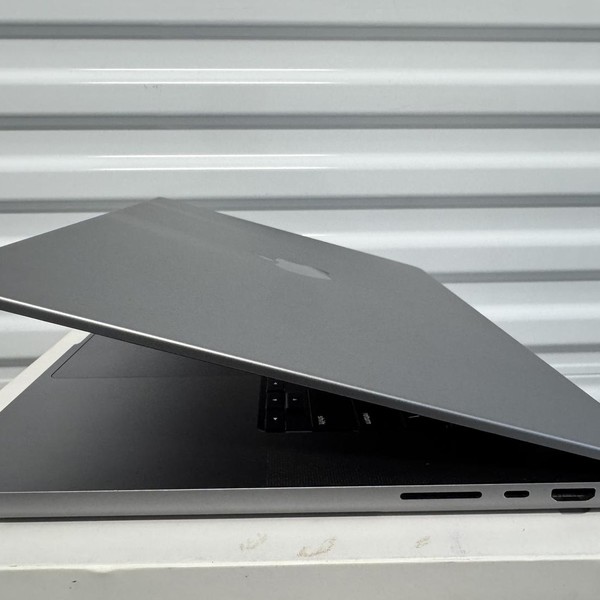 MacBook Pro 2021 - 16 inch - Apple M1 Max, Gray, 1 TB, 32 GB