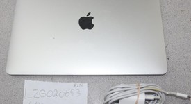 Good
													MacBook Air 2019 - 13" - I5, Silver, 128 GB, 8 GB, photo 4 of 12