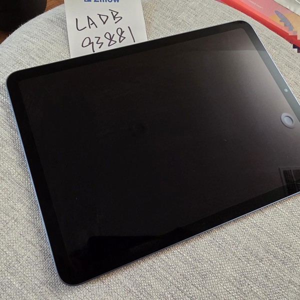 Apple iPad Air 5th Gen - Wi-Fi, 64 GB, Blue, A2588