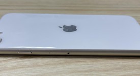 Good
													Apple iPhone SE 3rd Gen 2022 - Unlocked Non-US, Starlight, 128 GB, A2782, photo 5 of 7