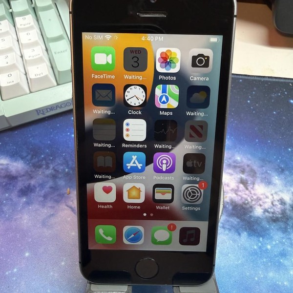 Apple iPhone SE 1st Gen 2016 - TracFone, 32 GB, Grey, A1662